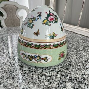 Beautiful Williams Sonoma Egg Shaped Porcelain Dish